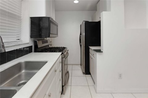 House in Hollywood, Florida 3 bedrooms, 160.44 sq.m. № 2077848 - photo 10