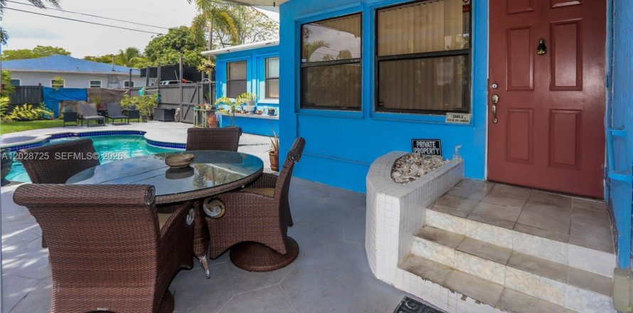 House in Hollywood, Florida 3 bedrooms, 160.44 sq.m. № 2077848