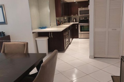 Condominio en alquiler en Miami Beach, Florida, 1 dormitorio, 104.14 m2 № 1958924 - foto 11