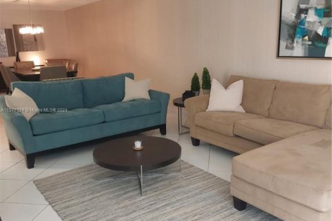 Condominio en alquiler en Miami Beach, Florida, 1 dormitorio, 104.14 m2 № 1958924 - foto 18