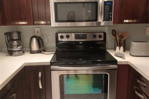 Condominio en alquiler en Miami Beach, Florida, 1 dormitorio, 104.14 m2 № 1958924 - foto 13