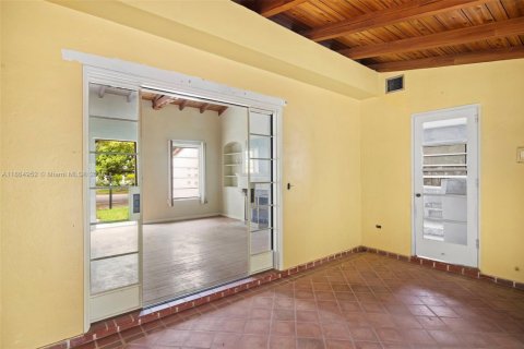 House in Miami, Florida 3 bedrooms, 176.14 sq.m. № 1893226 - photo 10