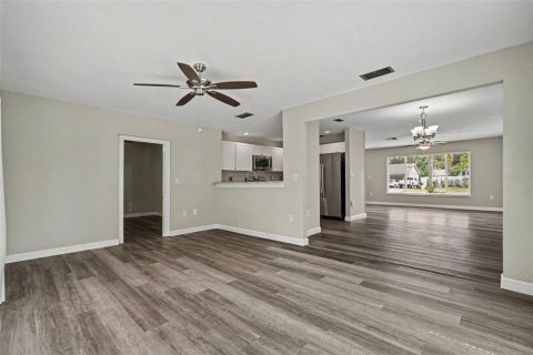 House in New Port Richey, Florida 3 bedrooms, 147.81 sq.m. № 2156610 - photo 6