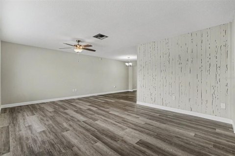 House in New Port Richey, Florida 3 bedrooms, 147.81 sq.m. № 2156610 - photo 5