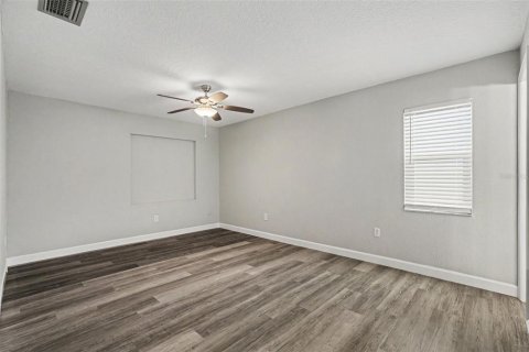 House in New Port Richey, Florida 3 bedrooms, 147.81 sq.m. № 2156610 - photo 12