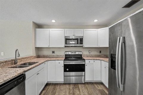 House in New Port Richey, Florida 3 bedrooms, 147.81 sq.m. № 2156610 - photo 8