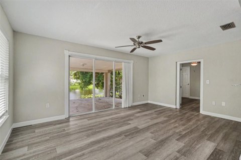 House in New Port Richey, Florida 3 bedrooms, 147.81 sq.m. № 2156610 - photo 9
