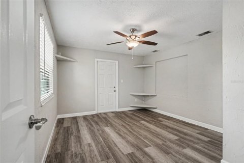House in New Port Richey, Florida 3 bedrooms, 147.81 sq.m. № 2156610 - photo 11