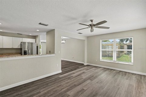 House in New Port Richey, Florida 3 bedrooms, 147.81 sq.m. № 2156610 - photo 7