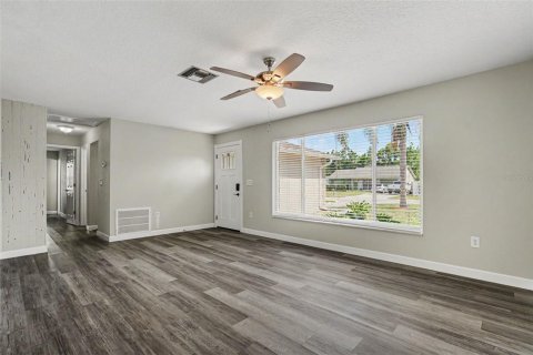 House in New Port Richey, Florida 3 bedrooms, 147.81 sq.m. № 2156610 - photo 3
