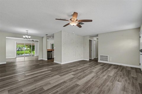 House in New Port Richey, Florida 3 bedrooms, 147.81 sq.m. № 2156610 - photo 4