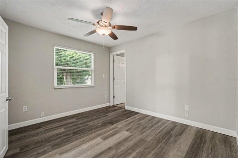 House in New Port Richey, Florida 3 bedrooms, 147.81 sq.m. № 2156610 - photo 10