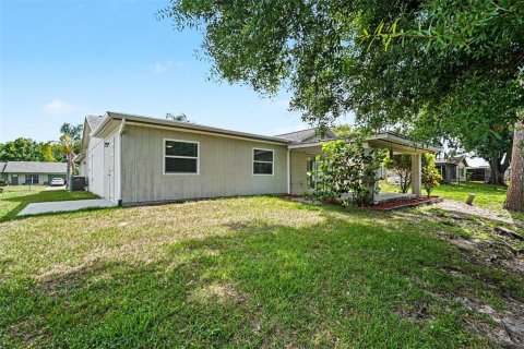 House in New Port Richey, Florida 3 bedrooms, 147.81 sq.m. № 2156610 - photo 18