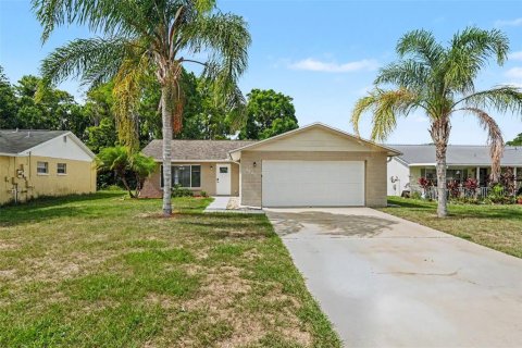 House in New Port Richey, Florida 3 bedrooms, 147.81 sq.m. № 2156610