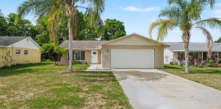 House in New Port Richey, Florida 3 bedrooms, 147.81 sq.m. № 2156610