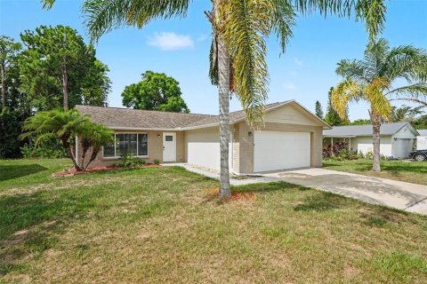 House in New Port Richey, Florida 3 bedrooms, 147.81 sq.m. № 2156610 - photo 2