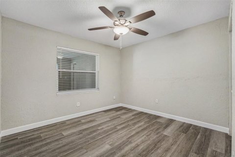 House in New Port Richey, Florida 3 bedrooms, 147.81 sq.m. № 2156610 - photo 13