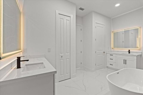 House in Bokeelia, Florida 4 bedrooms, 261.33 sq.m. № 2215413 - photo 23