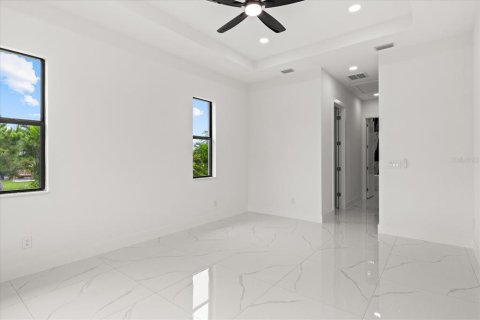House in Bokeelia, Florida 4 bedrooms, 261.33 sq.m. № 2215413 - photo 20