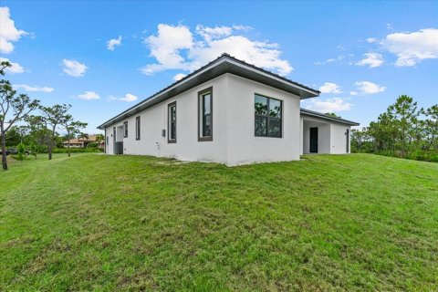 House in Bokeelia, Florida 4 bedrooms, 261.33 sq.m. № 2215413 - photo 13