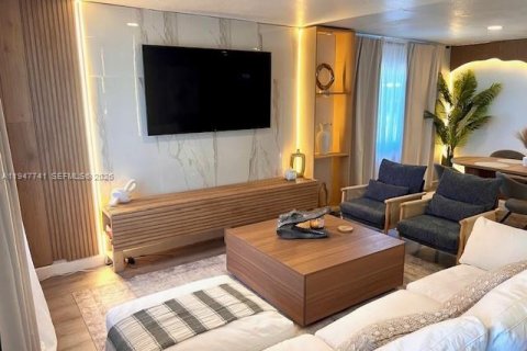 House in Hallandale Beach, Florida 3 bedrooms, 130.25 sq.m. № 2003805 - photo 2