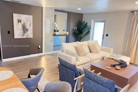 House in Hallandale Beach, Florida 3 bedrooms, 130.25 sq.m. № 2003805 - photo 3