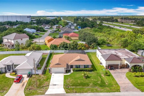 House in Port St. Lucie, Florida 4 bedrooms, 193.05 sq.m. № 1762375 - photo 2