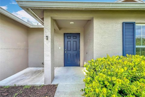 House in Port St. Lucie, Florida 4 bedrooms, 193.05 sq.m. № 1762375 - photo 3