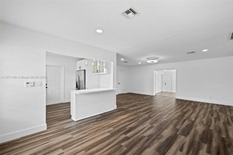 Villa ou maison à louer à Hollywood, Floride: 3 chambres, 143.07 m2 № 1895801 - photo 2