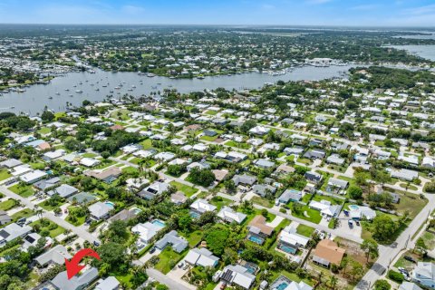 House in Stuart, Florida 4 bedrooms, 175.03 sq.m. № 2188195 - photo 7