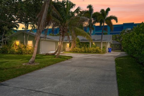 House in Stuart, Florida 4 bedrooms, 175.03 sq.m. № 2188195 - photo 3