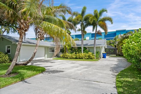 House in Stuart, Florida 4 bedrooms, 175.03 sq.m. № 2188195