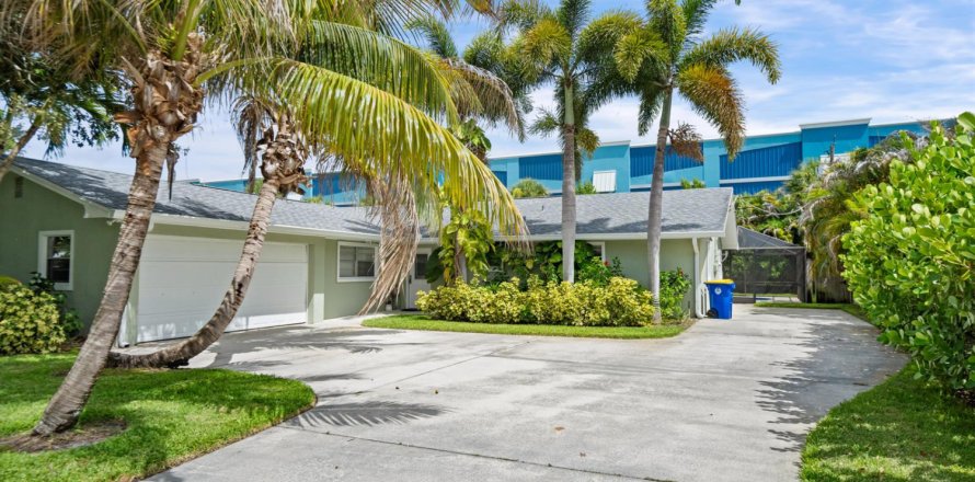 House in Stuart, Florida 4 bedrooms, 175.03 sq.m. № 2188195