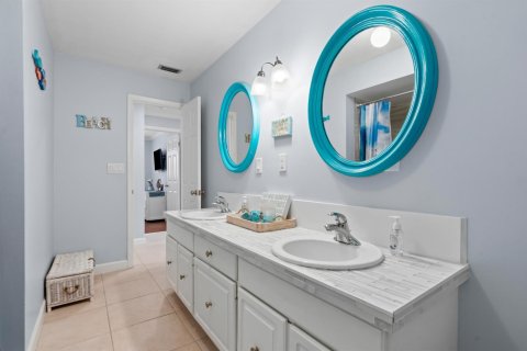 House in Stuart, Florida 4 bedrooms, 175.03 sq.m. № 2188195 - photo 10