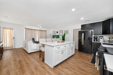 House in Punta Gorda, Florida 3 bedrooms, 117.99 sq.m. № 2321287 - photo 3