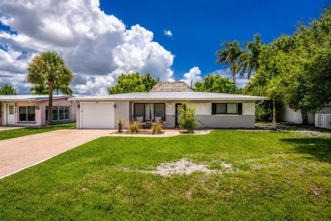 House in Punta Gorda, Florida 3 bedrooms, 117.99 sq.m. № 2321287