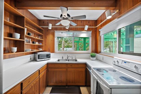 House in Saint Petersburg, Florida 3 bedrooms, 132.94 sq.m. № 1511251 - photo 11