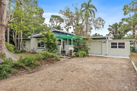 House in Saint Petersburg, Florida 3 bedrooms, 132.94 sq.m. № 1511251 - photo 1