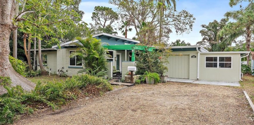 House in Saint Petersburg, Florida 3 bedrooms, 132.94 sq.m. № 1511251