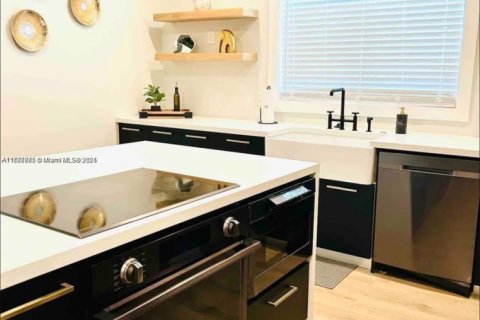 Casa en venta en Miami, Florida, 5 dormitorios, 145.48 m2 № 1897291 - foto 8