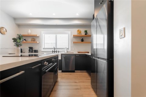Casa en venta en Miami, Florida, 5 dormitorios, 145.48 m2 № 1897291 - foto 15