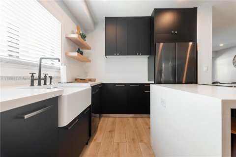 Casa en venta en Miami, Florida, 5 dormitorios, 145.48 m2 № 1897291 - foto 16