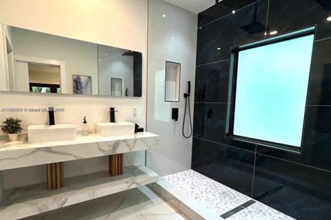 Casa en venta en Miami, Florida, 5 dormitorios, 145.48 m2 № 1897291 - foto 10