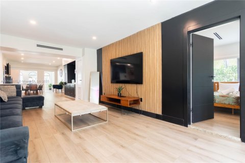 Casa en venta en Miami, Florida, 5 dormitorios, 145.48 m2 № 1897291 - foto 21