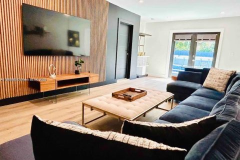 Casa en venta en Miami, Florida, 5 dormitorios, 145.48 m2 № 1897291 - foto 3