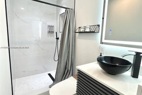 Casa en venta en Miami, Florida, 5 dormitorios, 145.48 m2 № 1897291 - foto 6