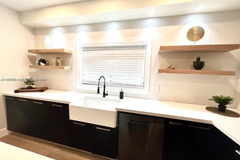 Casa en venta en Miami, Florida, 5 dormitorios, 145.48 m2 № 1897291 - foto 9