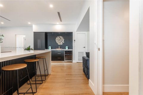 Casa en venta en Miami, Florida, 5 dormitorios, 145.48 m2 № 1897291 - foto 17
