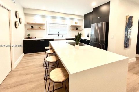 Casa en venta en Miami, Florida, 5 dormitorios, 145.48 m2 № 1897291 - foto 5