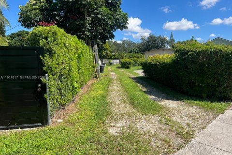 Casa en venta en Miami Springs, Florida, 3 dormitorios, 168.71 m2 № 1982570 - foto 2